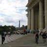 Le parvis de l'église du Dôme. En arrière-plan, le jardin de l'Intendant et la tour Eiffel (seul monument parisien qui dépasse en hauteur le Dôme des Invalides). 