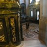 Dôme des Invalides - derrière le Maître-autel, un des deux escaliers permettant d'accéder à mi-niveau. Au fond, le tombeau du général Bertrand (il fait face à celui du général Duroc) et la porte ouvrant sur Saint Louis des Invalides.