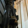 Dôme des Invalides - détail d'une (La Force Civile) des 2 atlantes funéraires par Francisque Duret encadrant l'accès à la crypte. Le deuxième atlante représente La Force Militaire. 