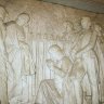 Dôme des Invalides - entrée de la crypte : « Le Prince de Joinville assistant à l'exhumation de l'empereur à Sainte-Hélène » (1851), bas-relief en marbre par François Jouffroy (180-1882).