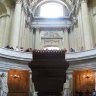 Le tombeau de Napoléon commandé à Visconti par Louis Philippe : une crypte circulaire à ciel ouvert creusée pour accueillir le sarcophage en quartzite rouge qui repose sur un socle de granit vert des Vosges.