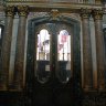 A mi-niveau, face à l'escalier menant à la crypte, la porte qui sépare l'église du Dôme de Ssaint Louis des Invalides.