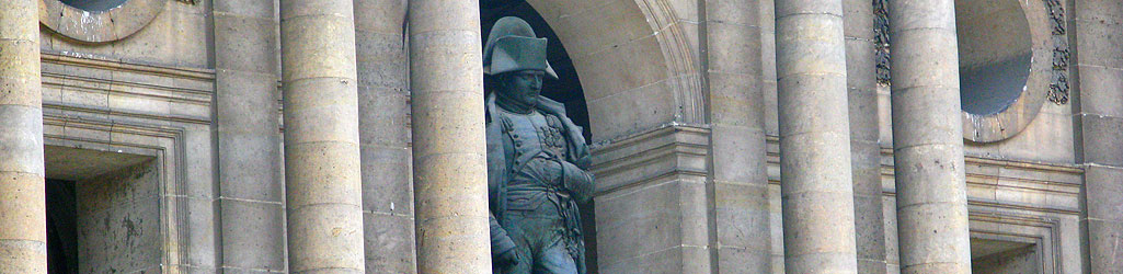 Les Invalides, Napoléon domine la Cour d'Honneur côté sud. 