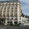 La Baule - esplanade Lucien Barrière, non loin du casino, l'hôtel Majestic, construit en 1930. Les salons de cet hôtel Art-Déco furent décorés en 1956 de grandes fresques de l'artiste Emile-Louis Guillaume. Ces œuvres furent déposées en 1978, lors de travaux de rénovation. Il fait maintenant partie du groupe Mercure.