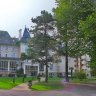 La Baule - 46, avenue des Lilas, la Villa Caroline construite dans au début du 20ème siècle. La façade de l'hôtel (3 étoiles, récemment rénové) donne sur la plage Benoît.