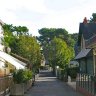 Entre La Cantina (au 102) et la boulangerie SY Martin (au 104), l'allée des Frênes.