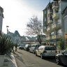 L'avenue du Marché. Au 1 (premier plan à droite), Les Saveurs de l'Aventure : l'épicerie fine et restaurant de Loïc Pasquet. En face au 18, la boutique Cavavin de La Baule.