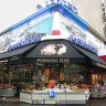 La poissonnerie Ledreux, rare commerce de qualité (avec la fromagerie Boursault) qui demeure dans ce périmètre marchand face à l'église Saint-Pierre de Montrouge.  A droite, Jean-Louis Cochard en discussion avec représentant en installation… Pour l'heure nous constatons que les comptoirs anciens n'ont pas été changés. Ouf !  