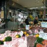 La poissonnerie Ledreux. Lotte, colin, congre, thon… au centre du magasin, la caisse tenue par une dame toujours impeccablement coiffée, une vraie professionnelle du commerce qui a fait les marchés dans sa jeunesse.