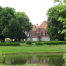 Les Dryades - le manoir, ancienne résidence des créateurs de l'hôtel, vu du golf