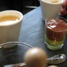 Le café, servi avec une verrine pistache et chocolat