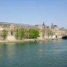 Le palais du Louvre vu du quai Voltaire. A gauche, la Grande galerie Occidentale. Dans le prolongement du pont du Carrousel, les pavillons Lesdiguières et de La Trémoille et les guichets du Louvre. Après le pont : la Grande Galerie Orientale