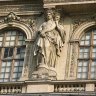 Louvre Cour Napoléon, pavillon Sully : une des 4 doubles caryatides, œuvres de Francisque Duret (1857), qui ornent la partie supérieure de la façade. 