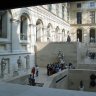 Louvre extérieur / intérieur , la cour Marly vu du passage sous le pavillon Richelieu.