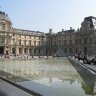 Louvre Cour Napoléon,  de gauche à droite : le pavillon Sully, l'aile Henri II, la Rotonde d'Apollon, le pavillon Daru et le début de l'aile Daru. 