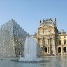 Cour Napoléon, la Pyramide de Pei. En arrière plan, de gauche à droite : le pavillon Turgot, l'aile Turgot, le pavillon Richelieu et l'aile Colbert.