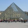 Cour Napoléon, la Pyramide du Louvre, œuvre de Pei. En arrière-plan : au centre le pavillon Sully, à gauche l'aile Henri IV et à droite l'aile Henri II.