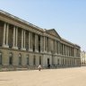 La Colonnade du Louvre (façade orientale du Louvre côté Saint-Germain l'Auxerrois). Dessinée par Claude Perrault et édifiée de 1667 à 1672. Fronton par François Lemot : Minerve entourée des muses de la Victoire couronne le buste de Napoléon (1808) ; buste de Napoléon remplacé par celui de Louis XIV sous la Restauration (1814-1830).