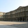 Louvre cour carrée, angle aile est et aile sud et le pavillon des Arts dont le fronton présente Minerve accompagnée des Sciences et des Arts (1811) par Jacques Lesueur. 