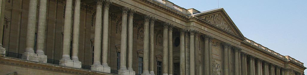 Face à l'église Saint-Germain l'Auxerrois, la Colonnade du Louvre dessinée par Claude Perrault