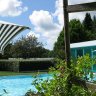  Le Manoir du Lys - la piscine extérieure et, derrière les baies vitrées, la piscine intérieure