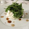 Le Camembert en émulsion au lait cru de chez Gillot, salade à l'huile de noisette et poire 