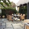 La terrasse du restaurant de La MAO et le charme des oiseaux en liberté.