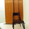 Musikzimmerstuhl (chaise d'école de musique) -1898/99- de Richard Riemerschmid (1868-1957). Portes de dressing -1903- de Mackay Hugh Baillie Scott (1865-1945). 