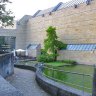 Neue Pinakothek - la façade, le bassin et la rampe d'accès au restaurant Hunsinger dans la Theresienstraße.