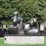 Henry Moore - Two Pieces Rclining Figures : Points (1969-70) bronze et, en arrière plan, vue de dos : Draped Reclining Woman (1957-58) bronze 