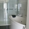 Chambre Evasion vue mer - salle de bain avec baignoire jacuzzi, grande douche et même de ces installations, vue ciel et mer.