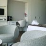 Chambre Evasion vue mer, ambiance zen mais confort total. Service de courtoisie, minibar, coffre-fort, 3 TV,  bureau, WiFi gratuit.