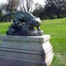 Drame au désert (1891) de Georges Gardet (1863-1939). On peut admirer d'autres sculptures animalières de cet élève de Frémiet sur le pont Alexandre III (deux lions avec enfants), un Vautour au Jardin des Plantes, une paire de Dogues au château de Chantilly, deux groupes de Cervidés dans le parc de Sceaux…