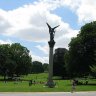 Le parc Montsouris tel qu'on le découvre par l'entrée de l'avenue Reille. Son créateur, Jean-Charles Alphand (1817-1891) -ingénieur issu de l'École polytechnique et de l'École des ponts et chaussées-, a largement participé à la refonte de Paris sous l'égide d'Haussmann. Quelques exemples de ses ouvrages :  le parc Monceau, le bois de Vincennes, le bois de Boulogne, le parc des Buttes-Chaumont… Sur sa tombe au cimetière du Père-Lachaise, on peut voir un buste le représentant, une œuvre de Jules Coutan, le sculpteur de La Paix Armée qui vous accueille ici. 