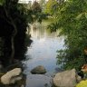 Le lac du parc Montsouris, au sud, du côté de la cascade 