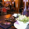 La côte de bœuf pour 2 personnes (30 € par pers) avec salade, aligot (ou autre accompagnement au choix) et sauces (poivre, béarnaise…)
