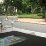 La terrasse du Pavillon Montsouris face à la cascade du parc