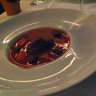 Fruits rouges en soupe, panna cotta à la vanille Bourbon et croûton de pain d'épices, sorbet cassis