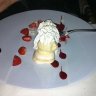 Glace et sorbet en vacherin (vanille, citron, cranberry), parfait au miel et amandes, coulis de fruits rouges