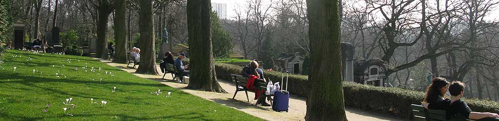 Cimetière du Père-Lachaise - terrasse devant la chapelle