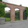 La façade ouverte du musée offre une vue permanente sur le Jardin Thérèse Constans depuis la rue de l'Espérance. Thérèse Constans, ancienne adjointe à la culture du maire de Roubaix André Diligent (1983- 1994). L'un et l'autre ont largement contribué à la réhabilition de la Piscine et à sa nouvelle affectation)  