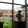  La Piscine. Le jardin intérieur et la terrasse du restaurant vus depuis une des salles d'exposition 