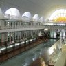 La Piscine. Le bassin vu de la galerie du premier étage. Les cabines de douche sont aussi des lieux d'expositions. Au fond, au niveau de l'eau, le portique d'Alexandre Sandier.