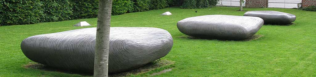 La Piscine à Roubaix : dans le Jardin Thérèse Constans, " Trois Cailloux " œuvre d'Agnès Decoux et Serge Bottagisio