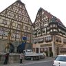 A l'angle de Markplatz et de Herrngasse, devant le Puppen- und Spielzeugmuseum, la fontaine Saint-Georges (Georgsbrunnen).