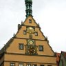 Le pignon de la Ratstrinkstube. Toutes les heures, de 11 h à 15h puis de 20 h à 22 h, les fenêtres qui entourent l'horloge (1683) s'ouvrent pour montrer des scénettes évocatrices de la légende du Meistertrunk (la rasade).