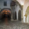 Les Historiengewölbe (voûtes historiques) du Rathaus gothique, en plus du plaisir de la visite et l'accès au beffroi, permettent le passage de la Herrngasse à la Klostergasse. 