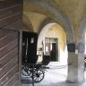 Rothenburg ob der Tauber - Burggasse : Sankt Johanniskirche et l'entrée du Mittelalterliches Kriminalmuseum (musée de la justice au Moyen Âge)