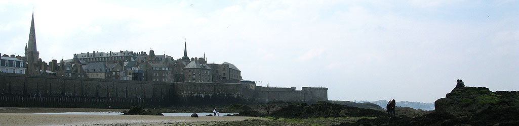 Saint-Malo, les remparts de Vauban et Intra-muros vus de la plage de l'Eventail 