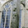 Cathédrale Saint-Vincent de Saint-Malo – détail façade extérieure nord du chœur (rue de la Blatrerie, partie piétonnière), vitraux de Jean Le Moal. 